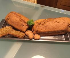 Bolo de cenoura com nozes e canela