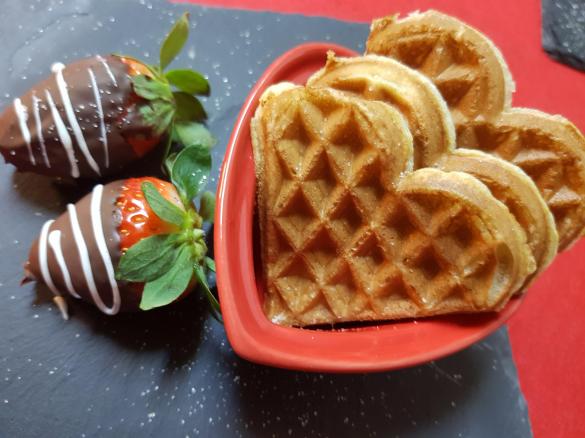 Waffles com mel, morangos e chocolate