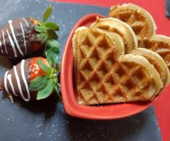 Waffles com mel, morangos e chocolate