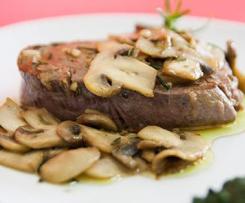 Bifes com molho de cogumelos e nata