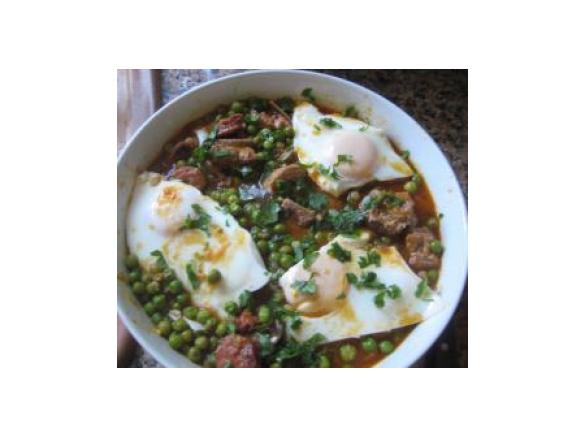 Ervilhas com ovos escalfados e entrecosto 