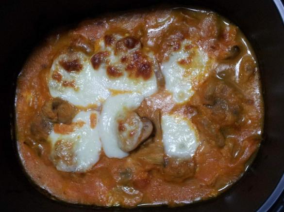 Almôndegas com cogumelos, molho de tomate e mozzarella fresco