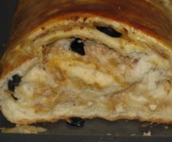 Pão recheado de frango e azeitonas