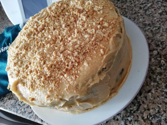 Bolo brownie de chocolate e beterraba com manteiga de amendoim