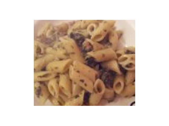 Penne com creme de espinafres e bacon.