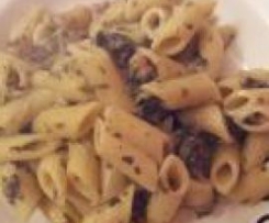 Penne com creme de espinafres e bacon.