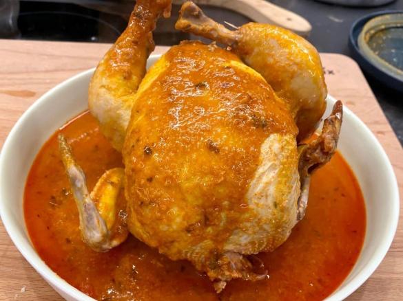 Frango sentado com laranja e arroz a vapor