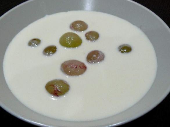 Gaspacho de amêndoa com uvas brancas