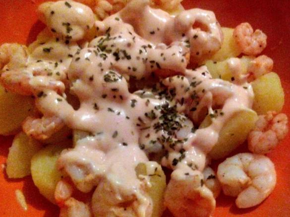 Salada de batata e camarão com molho cocktail