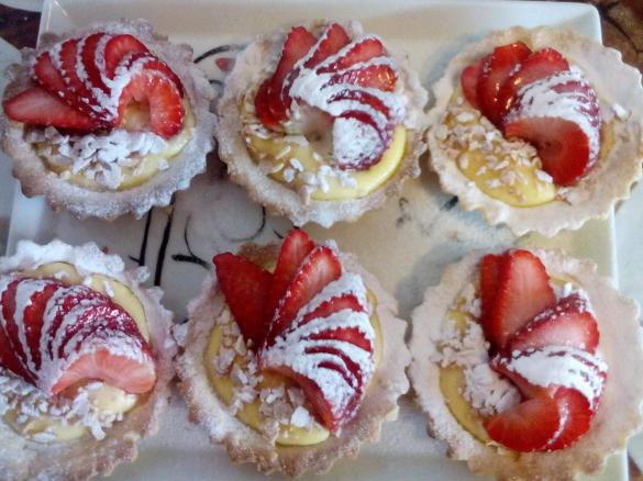 Tarteletes de creme de citrinos com amêndoas torradas e morangos