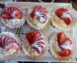Tarteletes de creme de citrinos com amêndoas torradas e morangos
