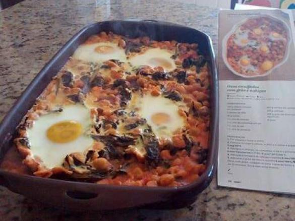 Ovos escalfados com grão e nabiças