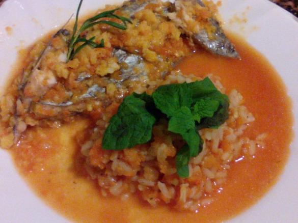 Peixe-espada regado em laranja e tomate e arroz de cenoura