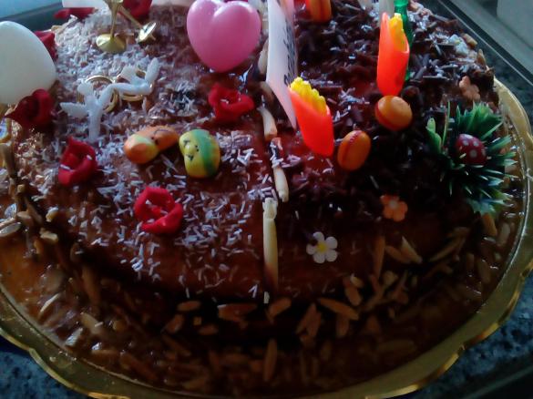 Bolo de amendoa coberto e recheado com ovos moles