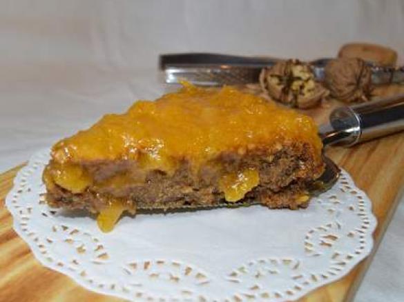 Bolo de claras com nozes e doce de ovos