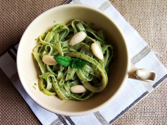 fettucini com pesto de hortelã e amêndoa