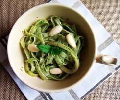 fettucini com pesto de hortelã e amêndoa