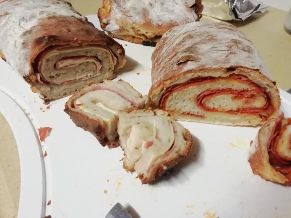 Pão com queijo e bacon / chouriça