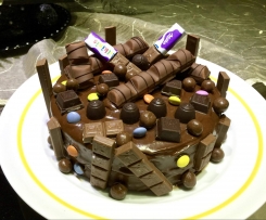 Bolo com chocolate e recheio morango