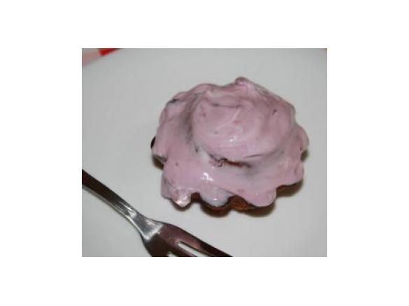 Muffins de chocolate com iogurte grego de frutos silvestres