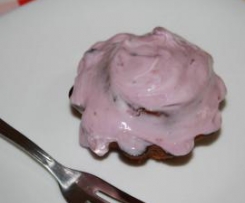 Muffins de chocolate com iogurte grego de frutos silvestres